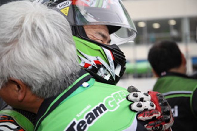 パルクフェルメで喜びを分かち合う渡辺一馬