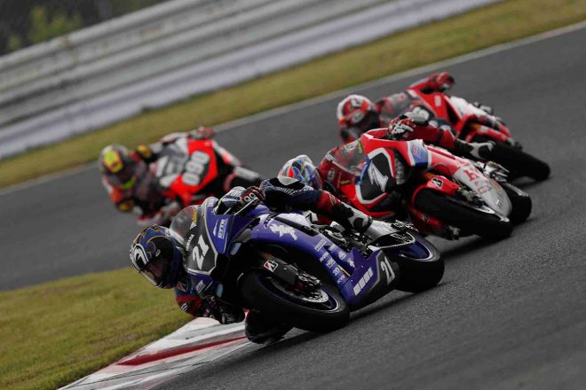 序盤のトップ争い。中須賀、高橋巧、渡辺一樹と秋吉耕佑がレースをリードする