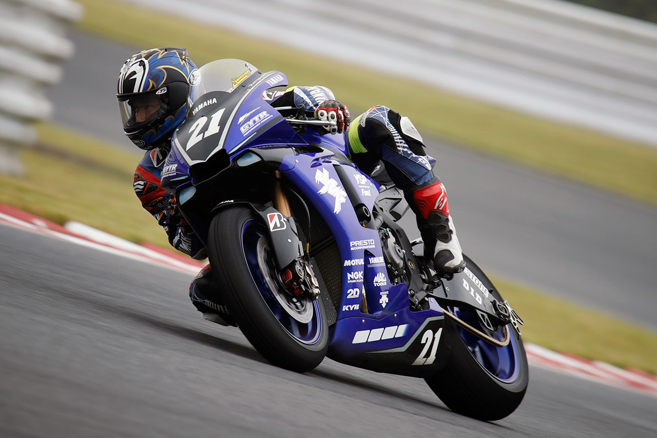 序盤はトップ集団で走行した中須賀だったが、路面状況の変化とともに順位を落とす