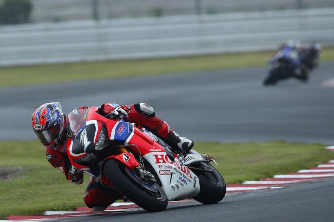 一時は独走態勢を築きつつあった高橋巧。路面コンディションの変化とともにポジションを落とす