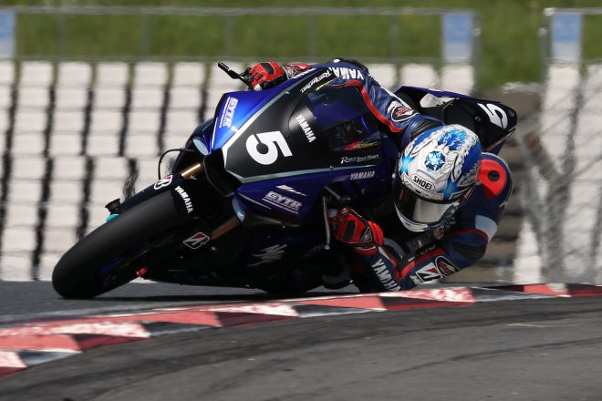 全日本ロードの最高峰、JSB1000でも肘をするライディングフォームを取入れるライダーが多くいる