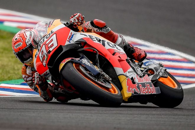 近年のMotoGPではマルケスの肘をするほどのライディングフォームがトレンドとなっている