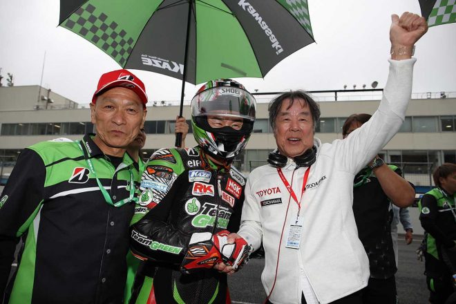 四輪スーパーフォーミュラのITOCHU ENEX TEAM IMPUL星野一義監督もお祝い。星野監督は現役時代、カワサキライダーだったことがあるのだ