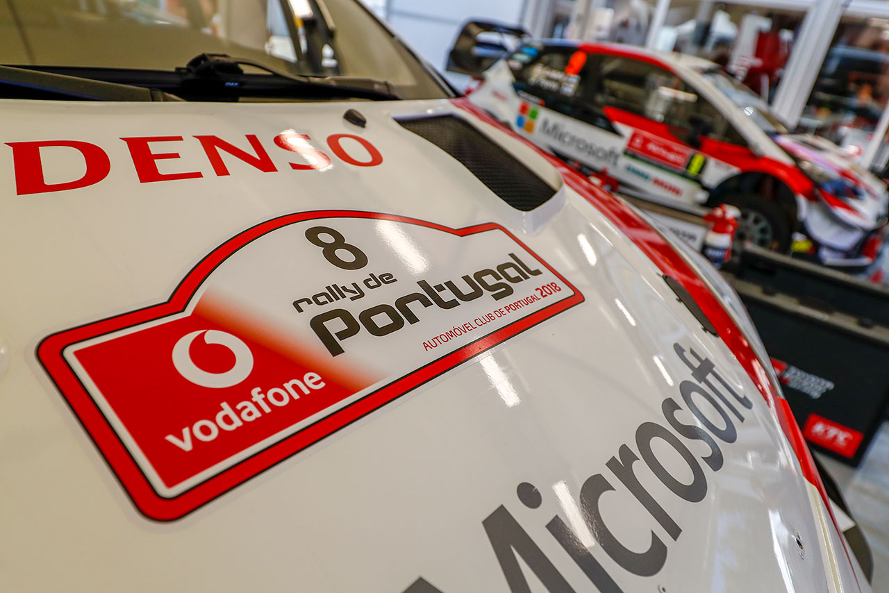 ラリー・ポルトガルに運び込まれたトヨタ・ヤリスWRC