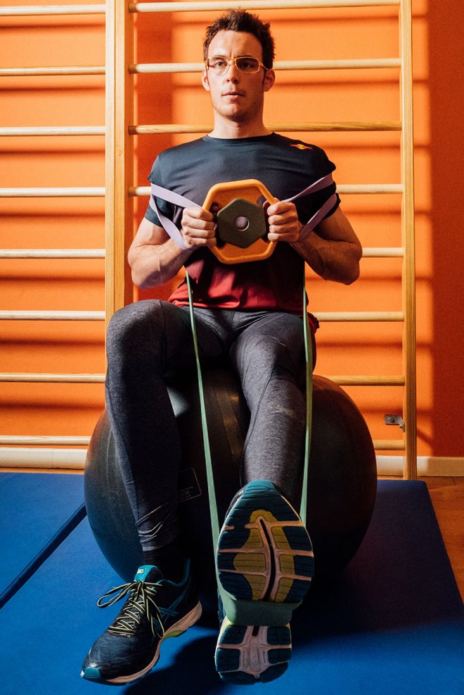 バランス能力を強化するトレーニングに取り組むヌービル。ブレーキペダルを操作する左足を重点的に強化する