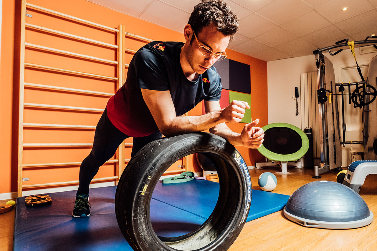 立てたタイヤを使った体幹トレーニング。この状態で体を左右に揺らして体幹を鍛える