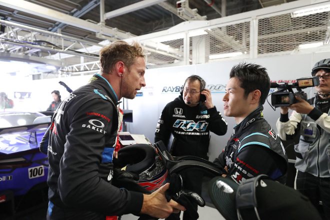 予選Q1を終えたバトン（左）と予選Q2に臨む山本尚貴（右）