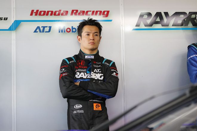 ジェンソン・バトンの予選Q1を見つめる山本尚貴（RAYBRIG NSX-GT）