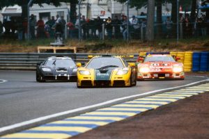 1995年のル・マン24時間レース。59号車マクラーレンF1 GTR(左)が総合優勝、51号車(中央)が総合3位となった。