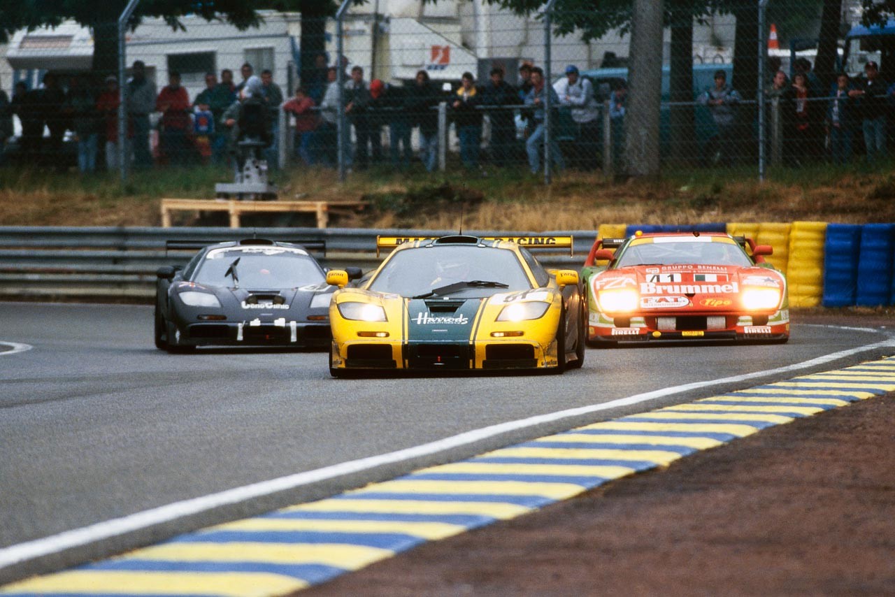 1995年のル・マン24時間レース。59号車マクラーレンF1 GTR（左）が総合優勝、51号車（中央）が総合3位となった。