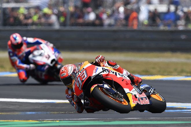 序盤はポジションを落とすが、タイヤが暖まった中盤、トップに躍り出る