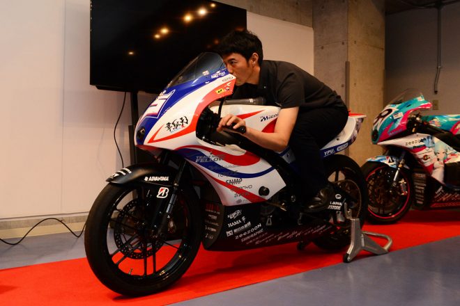 タンクに伏せたとき、カウルの中にすっぽりと体が入るよう設計されている