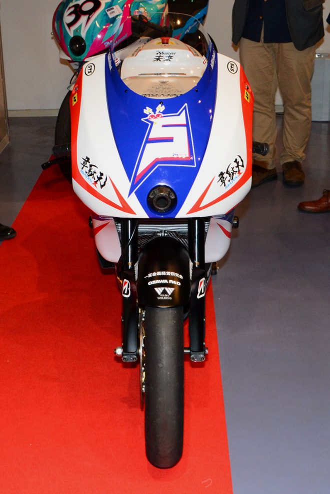 正面から見ると、歌舞伎の隈取をイメージしているのがよくわかる