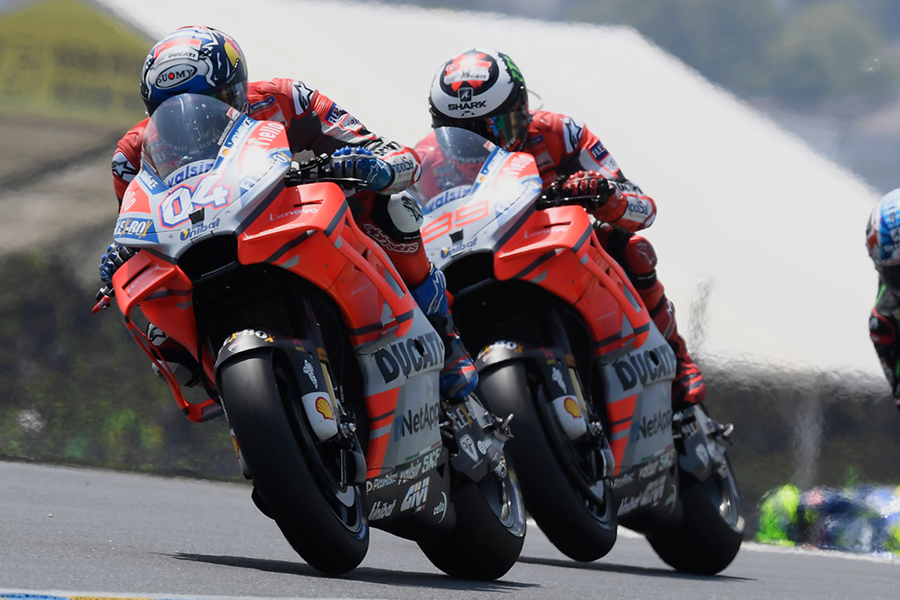 5周目にトップに立ったドヴィツィオーゾだが、このあとに転倒を喫する