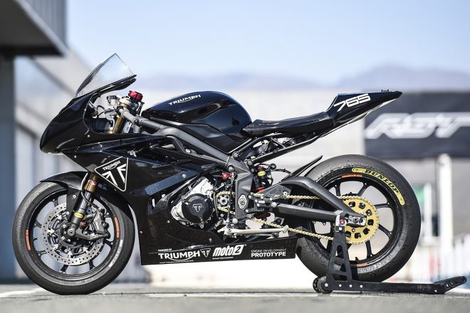 トライアンフのMoto2エンジン開発テスト車（サイド）