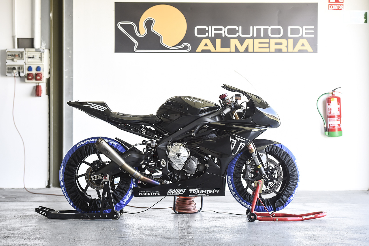 試乗会はスペイン・アルメリアサーキットで行われた