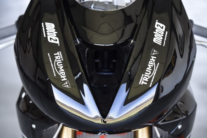 フロントカウルにはトライアンフとMoto2のロゴが入っている