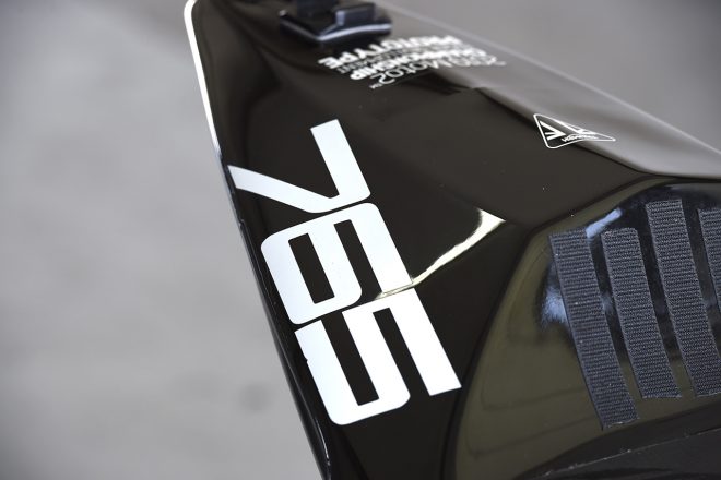 シャシーはトライアンフの市販スーパースポーツモデル、デイトナ675をほぼ流用