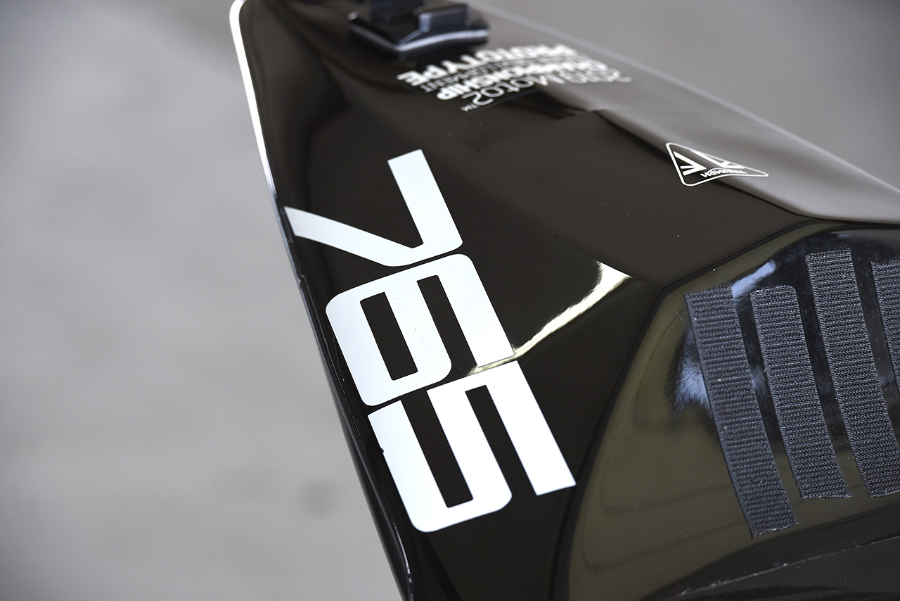 シャシーはトライアンフの市販スーパースポーツモデル、デイトナ675をほぼ流用