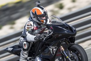 トライアンフの開発テスト車を駆る佐川健太郎氏