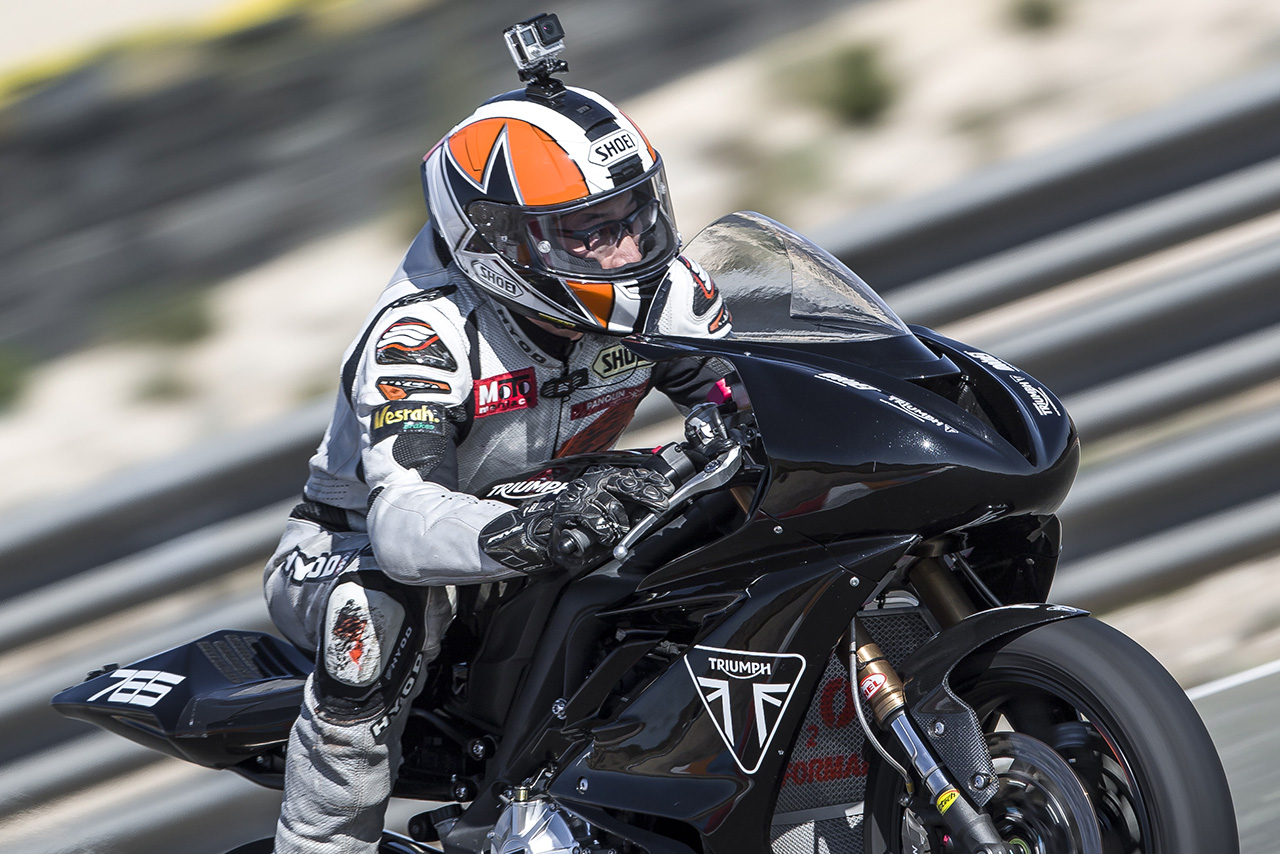 トライアンフの開発テスト車を駆る佐川健太郎氏
