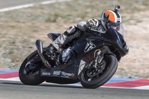 トライアンフの開発テスト車を走らせ、佐川健太郎氏は「簡単に乗りこなせる代物ではない」と話す