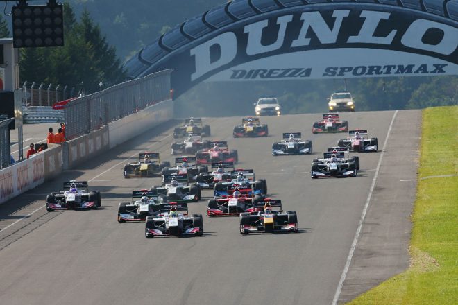 2017年にスポーツランドSUGOで行われたシリーズ第6戦スタートシーン