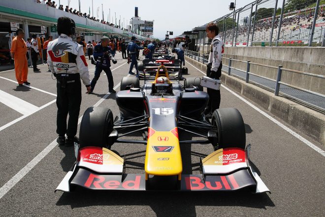 予選Q1の赤旗中断中、各マシンはファストレーン上で作業を受ける