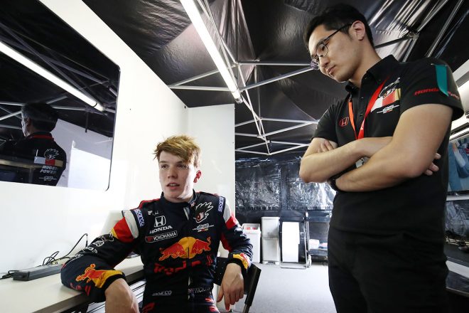 自身初のスーパーフォーミュラ予選を終え、エンジニアと言葉を交わすダニエル・ティクトゥム（TEAM MUGEN）