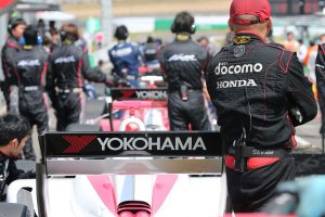 公式予選Q1の赤旗中断中、ファストレーン上で待機するマシンとクルー