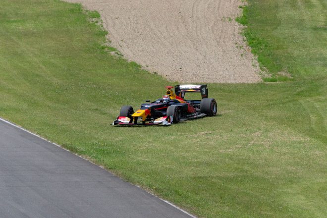 チェッカー後、馬の背コーナーでオーバーシュートしたダニエル・ティクトゥム（TEAM MUGEN）