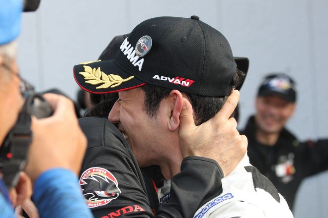 チェッカー後、手塚監督と喜びを分かち合う山本尚貴（TEAM MUGEN）