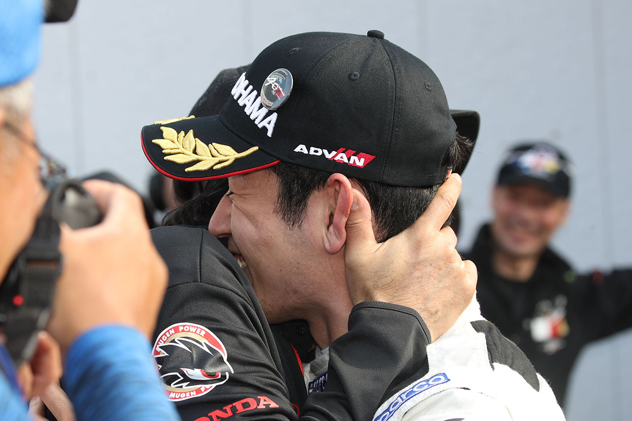 チェッカー後、手塚監督と喜びを分かち合う山本尚貴（TEAM MUGEN）