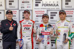 優勝会見に登場した山本尚貴とニック・キャシディ、中嶋一貴、TEAM MUGENの手塚長孝監督