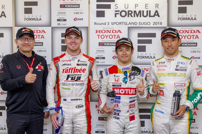 優勝会見に登場した山本尚貴とニック・キャシディ、中嶋一貴、TEAM MUGENの手塚長孝監督