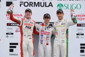 2位のニック・キャシディ(左)と3位となった中嶋一貴(右)