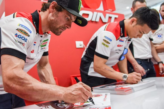 イベントではサイン会などのファンサービスも行われた