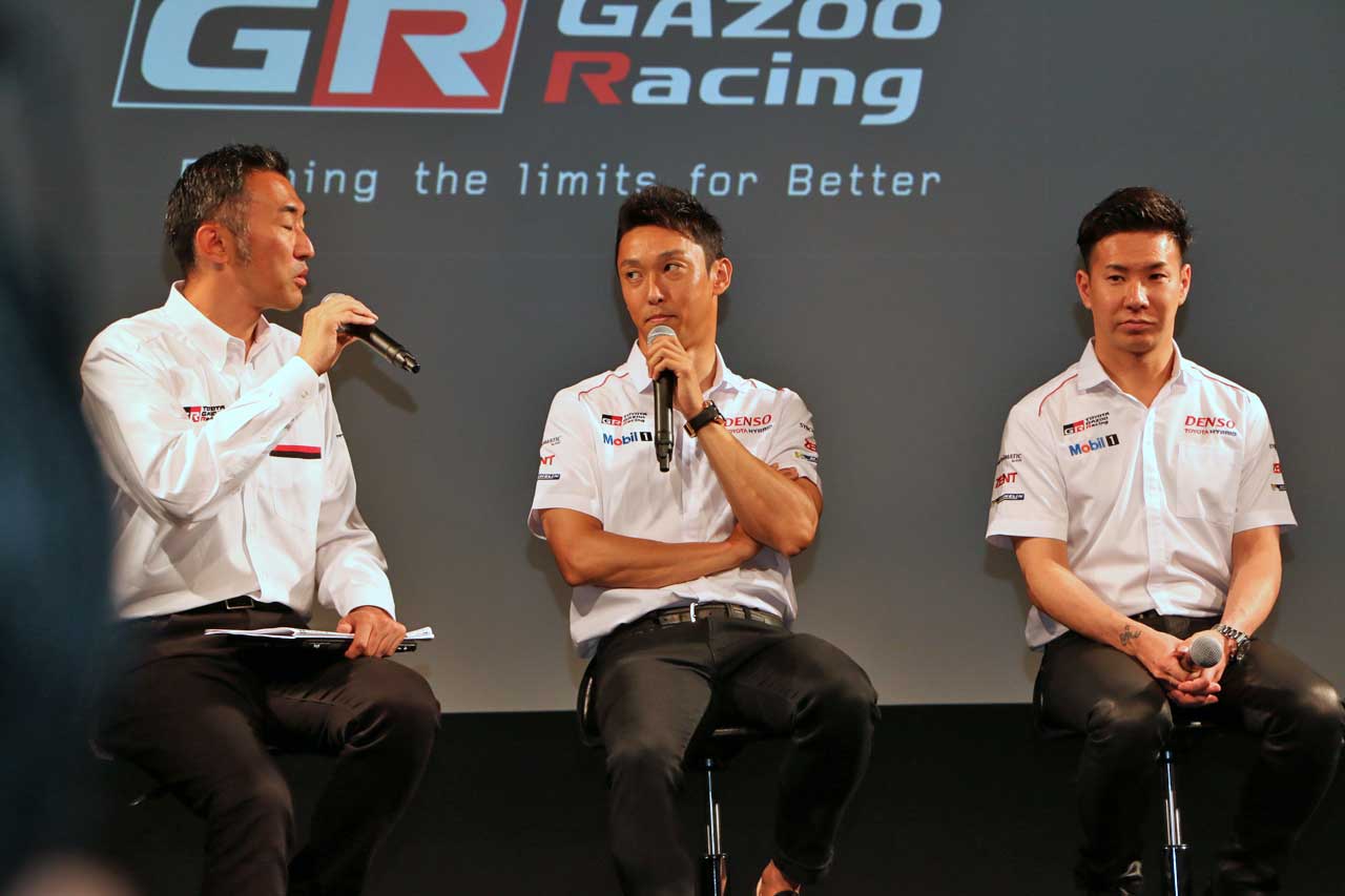 トークショーに臨む北澤茂久GRマーケティング部長と中嶋一貴、小林可夢偉