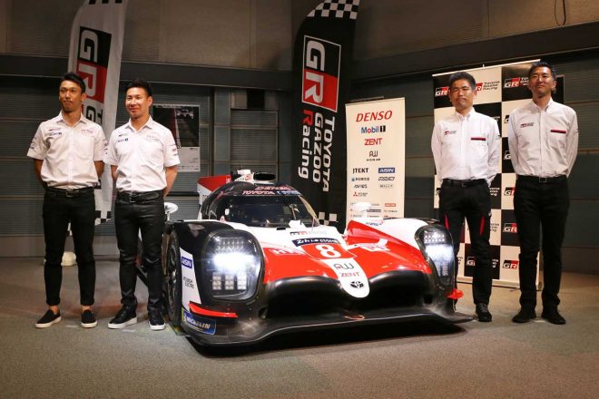左から中嶋一貴、小林可夢偉、北澤茂久GRマーケティング部部長、小島正清GRモータースポーツ開発部部長