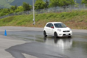 濡れた路面での急制動体験の様子