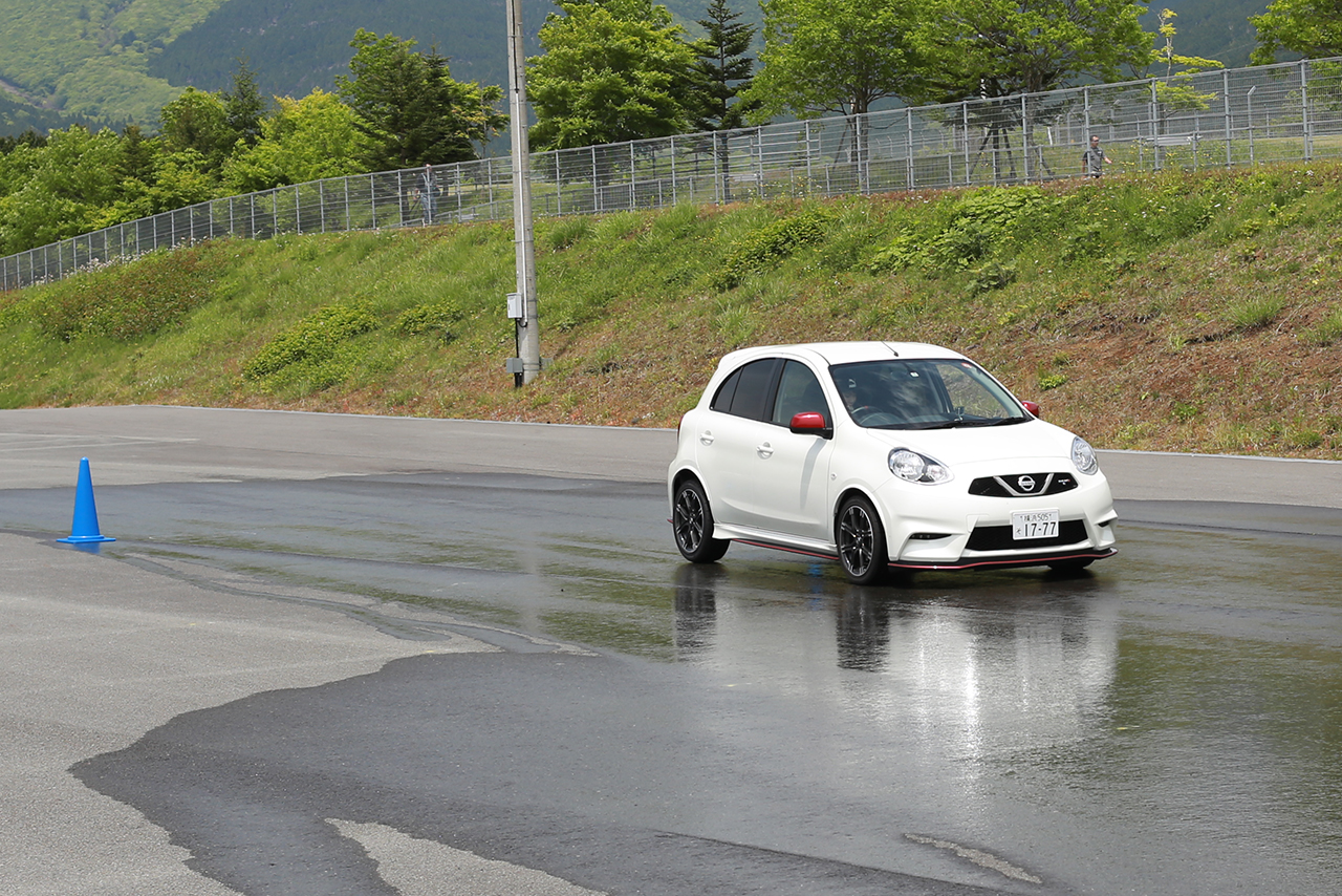 濡れた路面での急制動体験の様子
