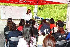 女性レーシングドライバー井原慶子による講義