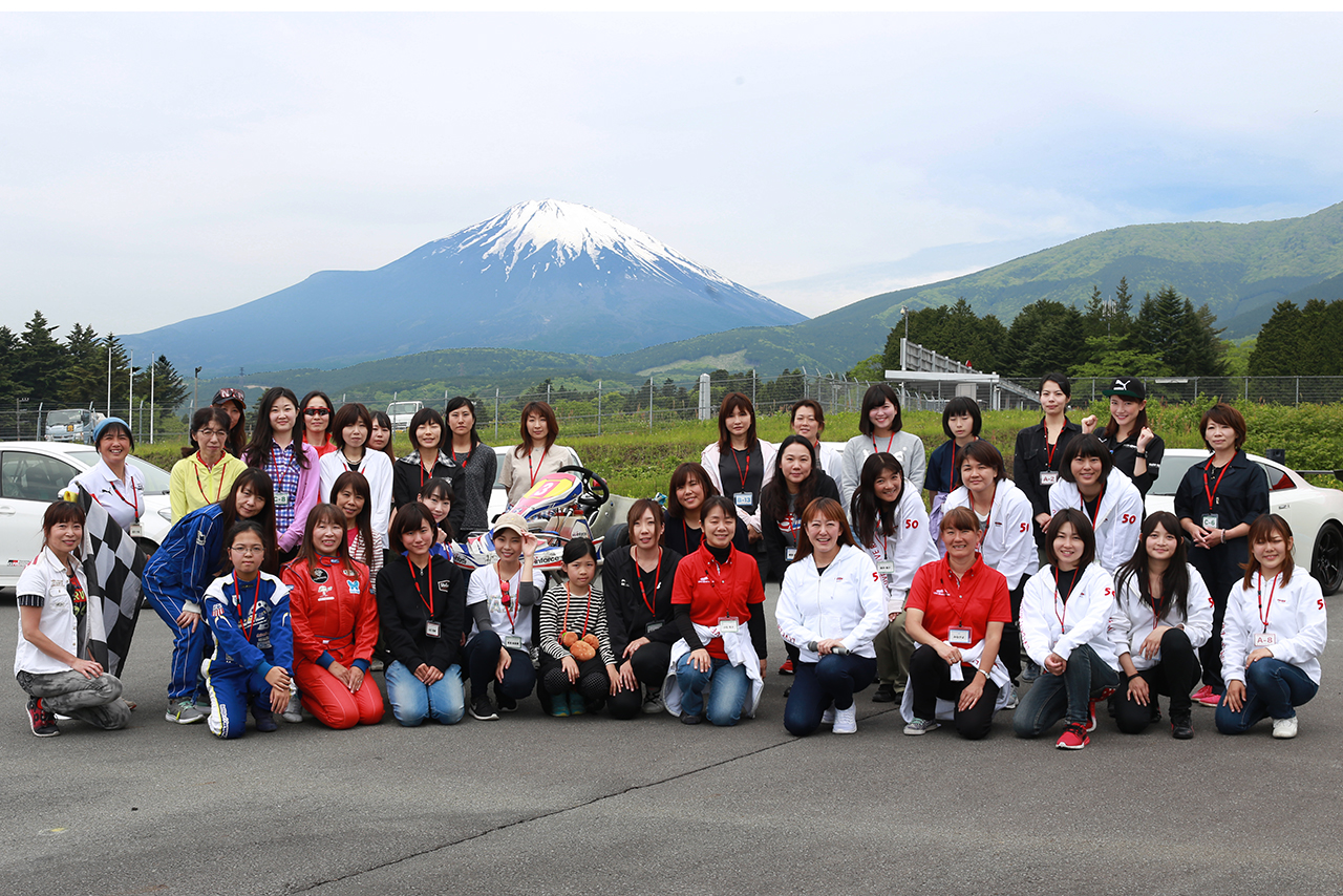 『WOMEN IN MOTORSPORT』参加者との記念撮影に混ざる森園れんさん