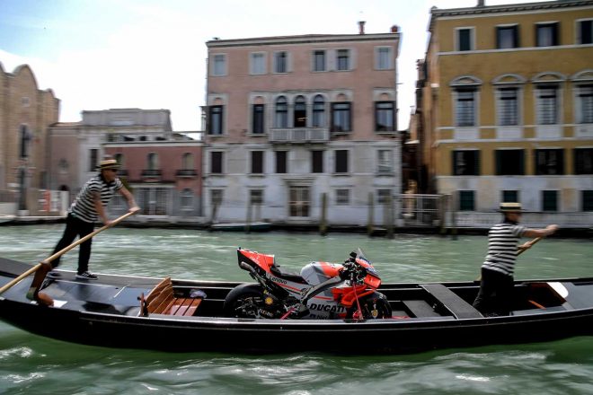 ドゥカティのMotoGPマシン、デスモセディチGPもゴンドラで運河をわたる