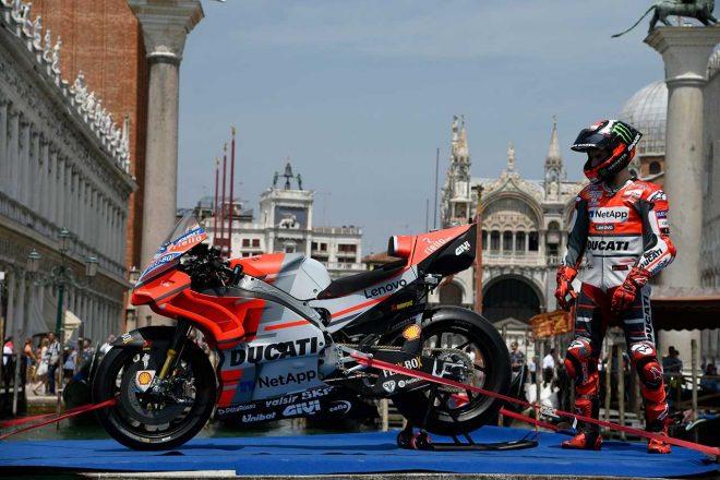 サンマルコ広場でロレンソを待っていたのは、デスモセディチGP