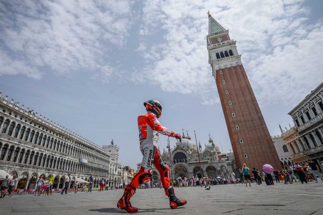 レーシングスーツ姿でサンマルコ広場にやって来たロレンソ