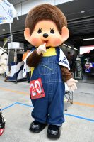 ピットウォークに登場した人気キャラクターのモンチッチ