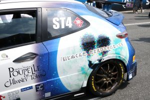 999号車えんとつ町のプペル GLORY FN2のリヤにイラストが描かれている