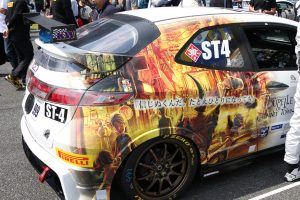 999号車えんとつ町のプペル GLORY FN2のリヤにイラストが描かれている