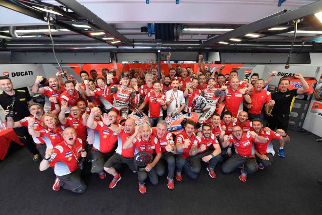 ワン・ツーフィニッシュを決め喜ぶドゥカティ・チーム